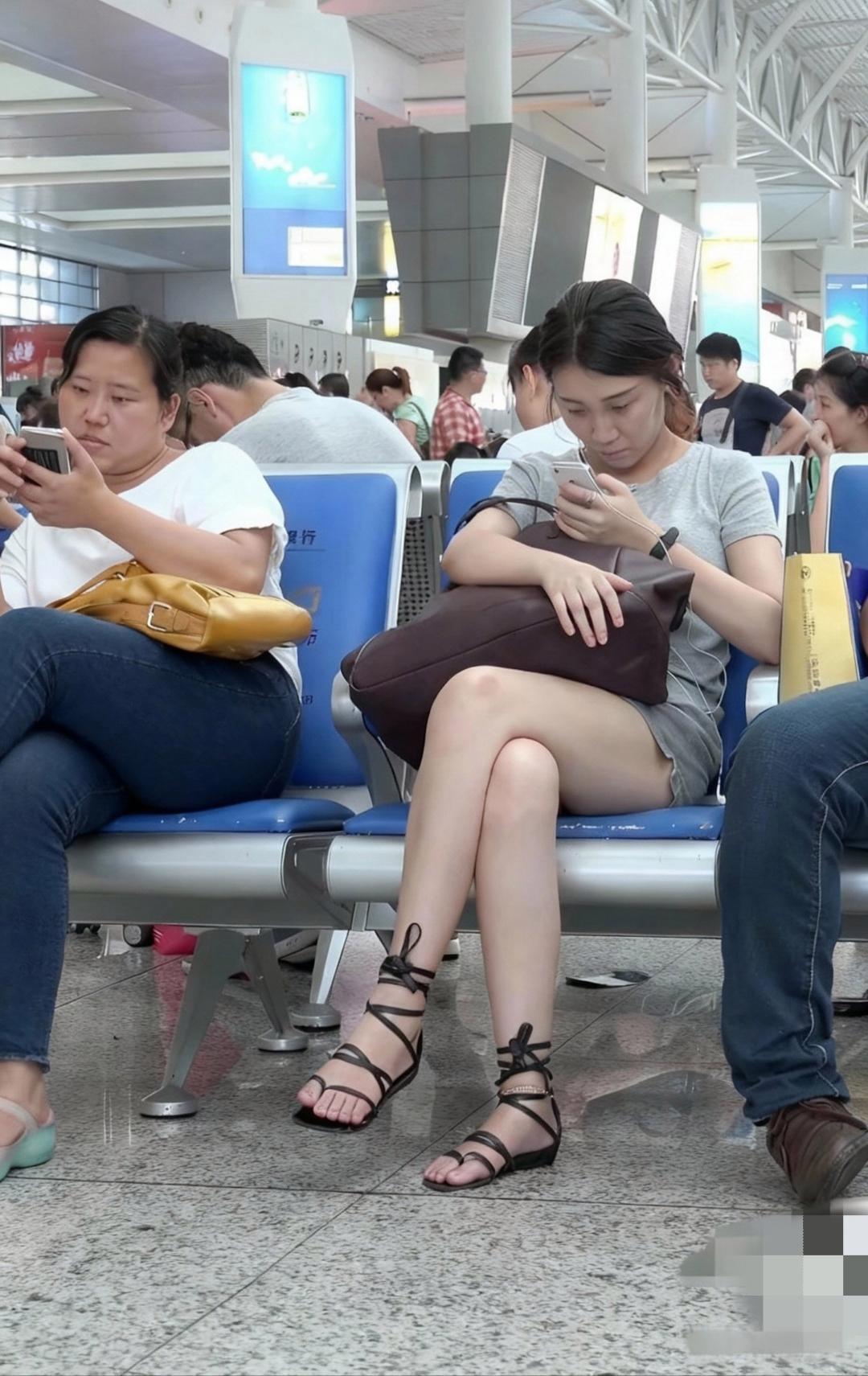 这小姐姐的鞋子，我想问一下，穿脱一次用不用十分钟呀？[呲牙笑]