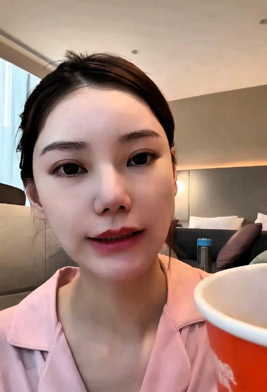 兰姐，快七十岁了，腿脚也不好，她被看见，一个人，在机场，拖着行李，要赶飞机，大家