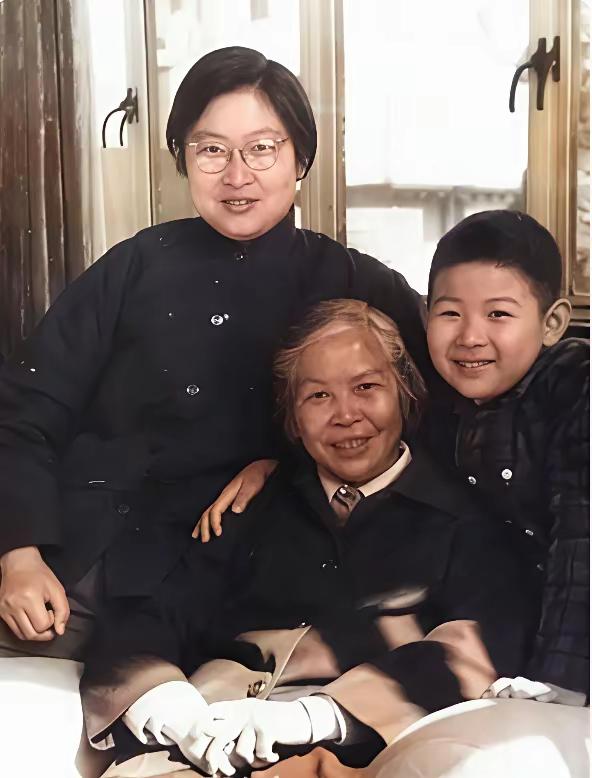 每次看到贺子珍和女儿外孙在一起脸上洋溢的笑容，就打心底替她特别高兴，笑着笑着又忍