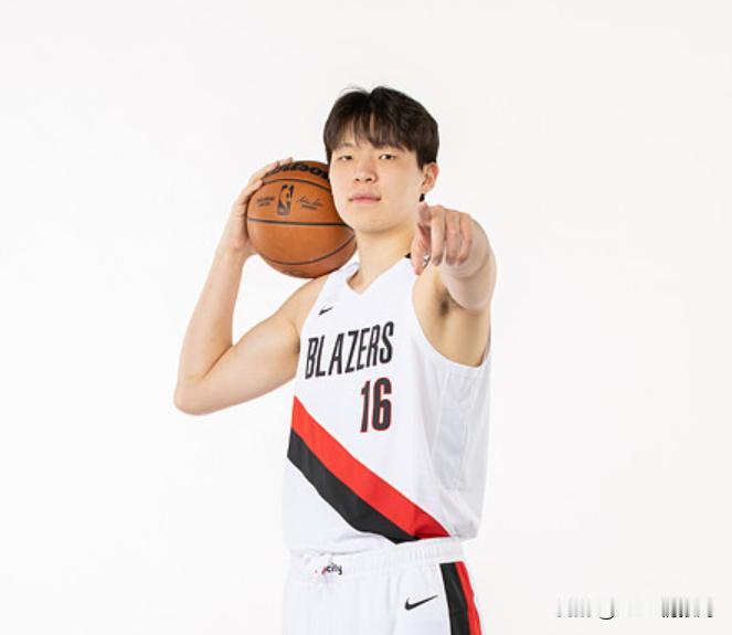 NBA情报局10月08日讯NBA季前赛勇士对阵开拓者的对决正在进行。半场战罢