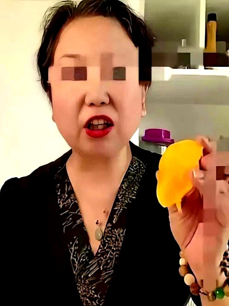 一觉醒来，许敏的世界天塌了。不是因为养子姚策的离世，也不是因为亲子郭威的疏离