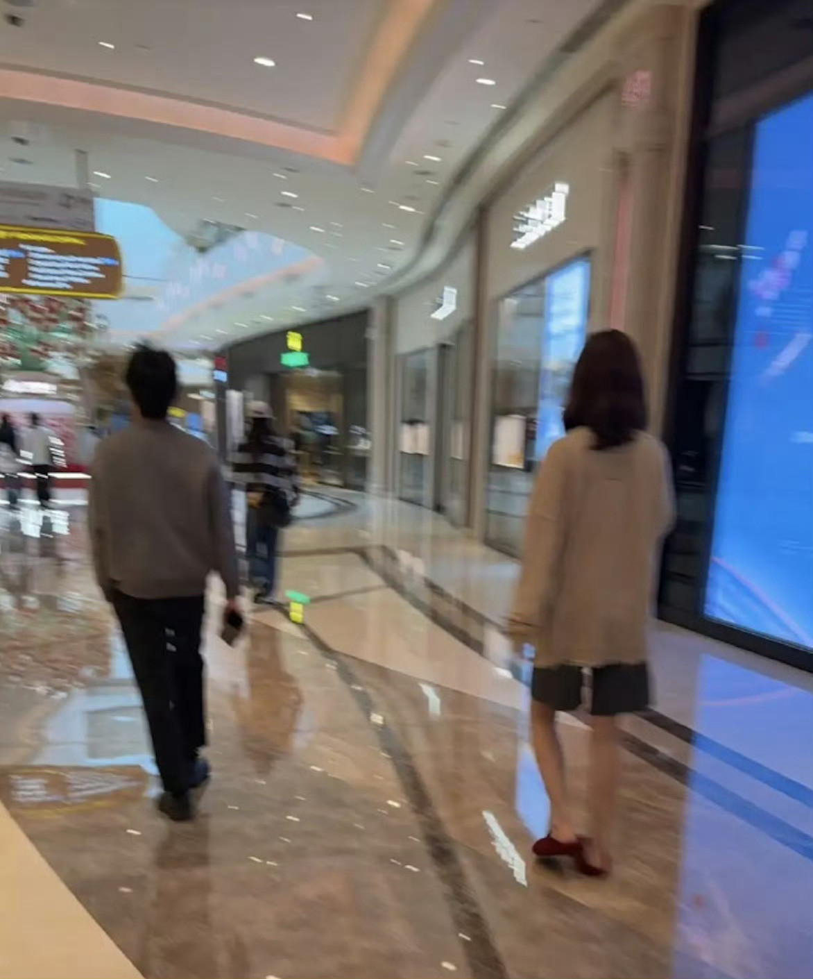 金晨风波后现身澳门感觉她在飞奔，是在躲镜头吗？真人看起来真的好瘦啊，又白又瘦的