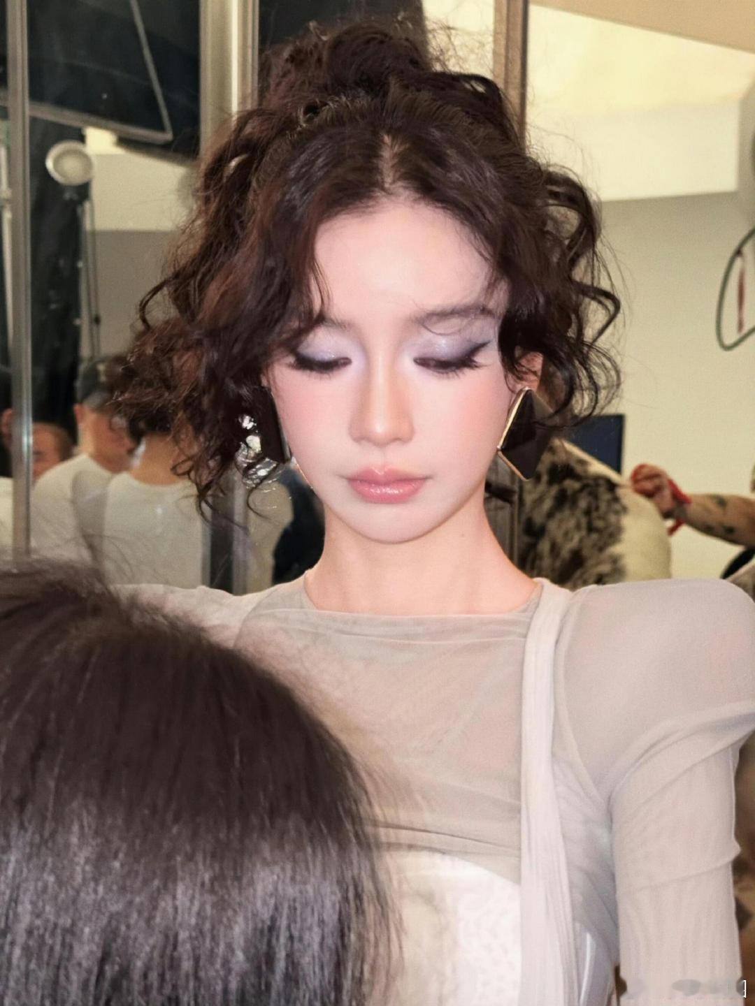 angelababy出现即出圈杨颖出新妆造必定引发讨论，这款复古摩登妆热度居高