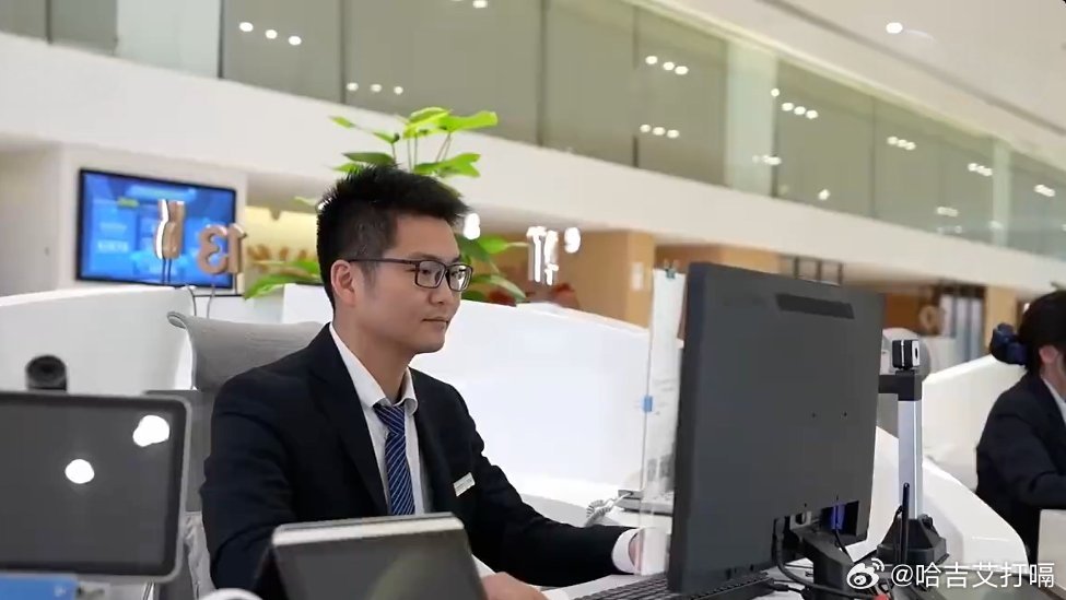 凤凰新闻【全国人大会议上开始讨论养龙虾了？首批“政务龙虾”上线】3月6日，深圳福