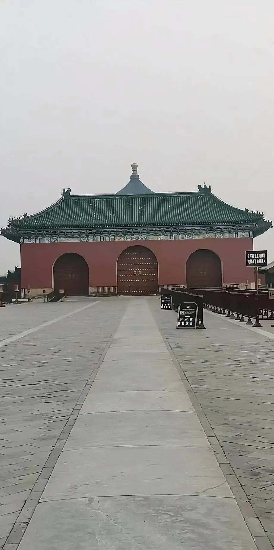 昨天，早晨坐公交去天坛公园玩，在公交车上，有一个中年男子，问公交司机到天坛公园多
