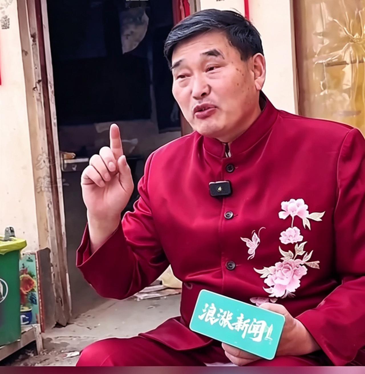 都说大衣哥月入百万，记者上门求证，听完他的话沉默了不少人默认大衣哥演出不断