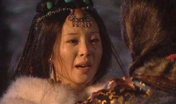 公元1635年，皇太极下令扒光亲姐姐莽古济的衣服，并且让刽子手处以凌迟极刑。每剐