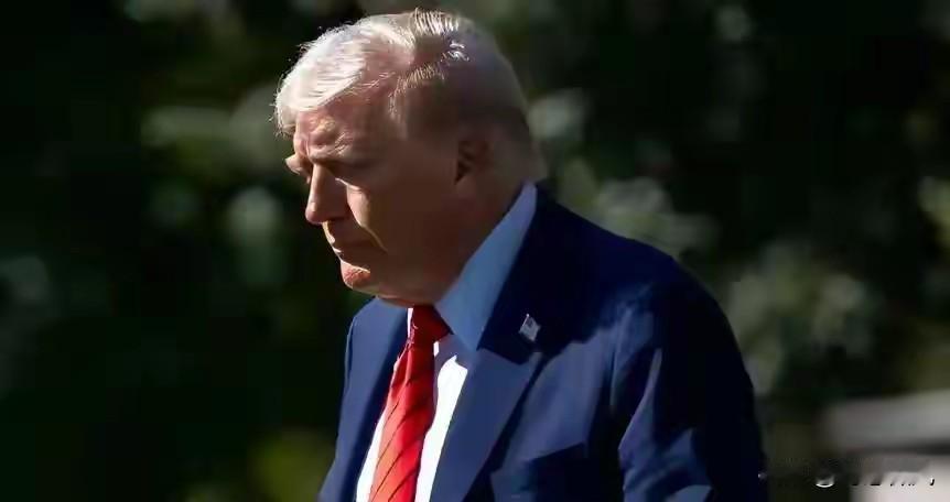 特朗普做最坏打算，彻底慌了！英媒：美英出动3000人，剑指解放军。这场被英