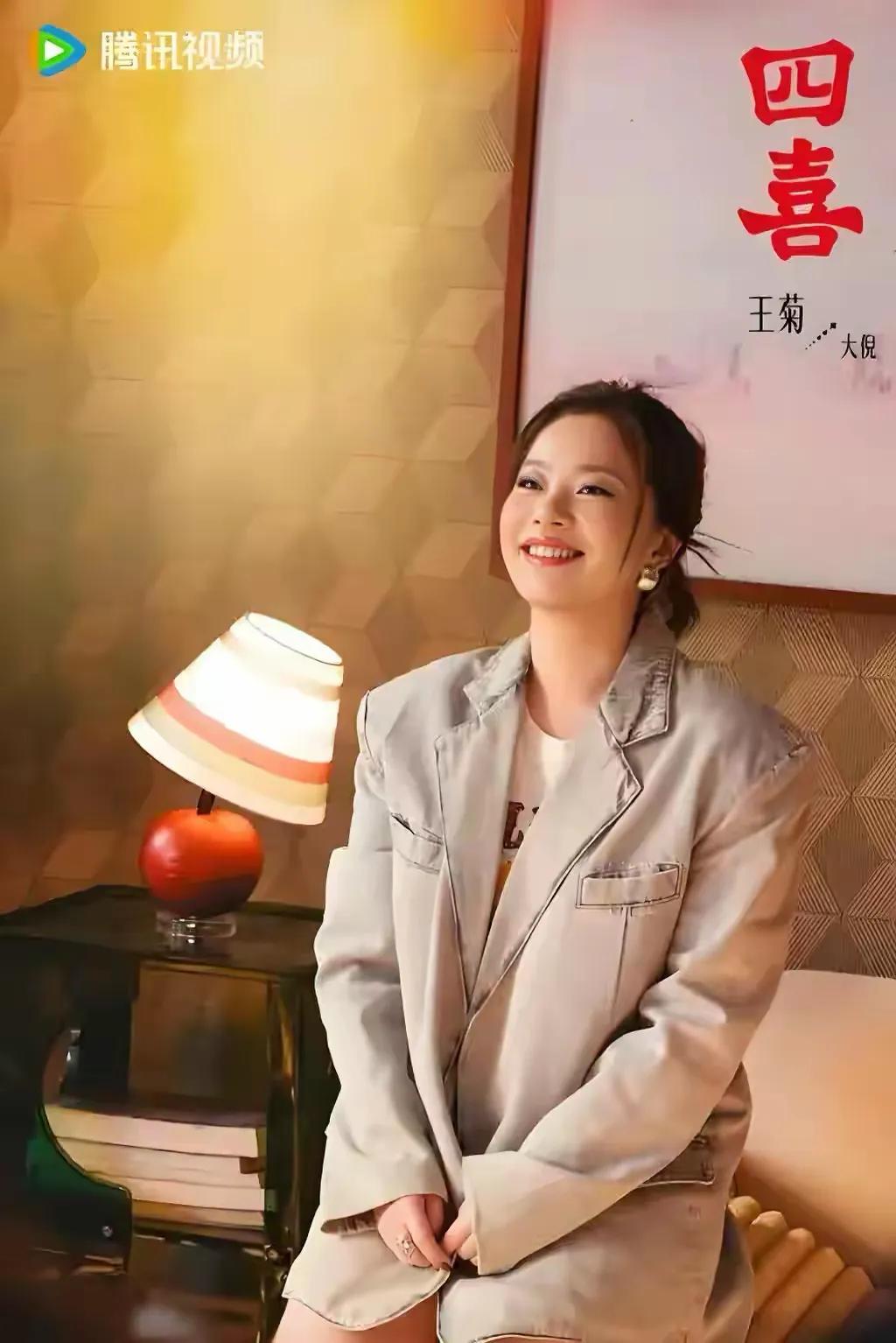 大鲵坐在长椅上啃甘蔗，画着浓妆，随意的挽发，紧身的衣服露出小肚子，这居然是国产电