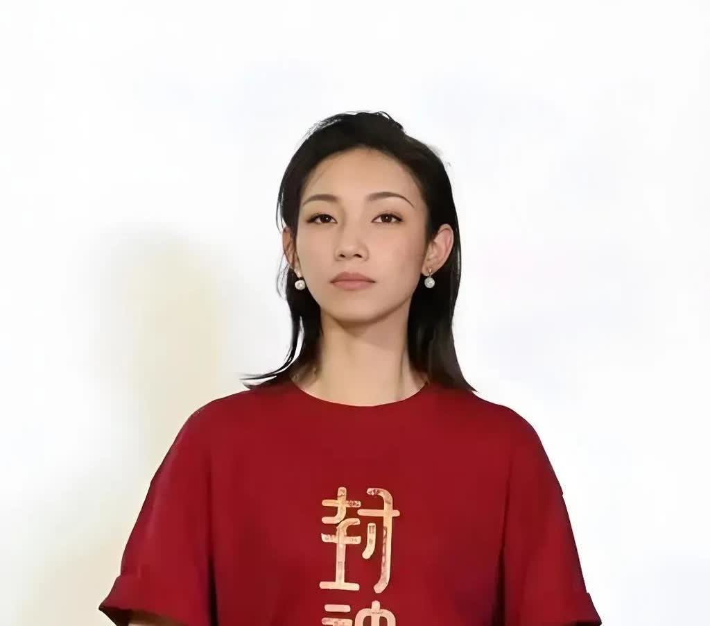 关于那尔那茜的母亲敖登高娃，蒙古族人，1982年以委培生的身份进入上海戏剧学院读