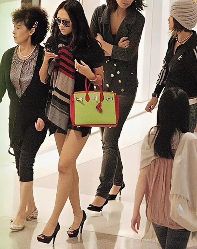 章子怡早期与妈妈逛街，好松弛感的样子