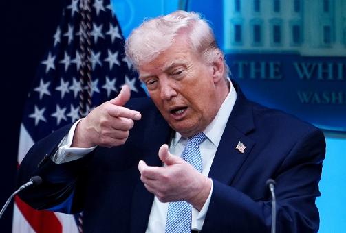 特朗普谈到中国。外媒报道，北京时间6时30分左右，美国总统特朗普在社交平台宣布