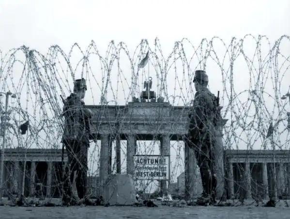 柏林墙是东德政府和苏联最低能的决定。1961年8月13日凌晨，柏林市民睡醒发