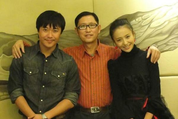 佟丽娅婚内笑得甜蜜可人，离婚后和朋友玩得很开心。女人就该这样，任何时候都不要丢掉