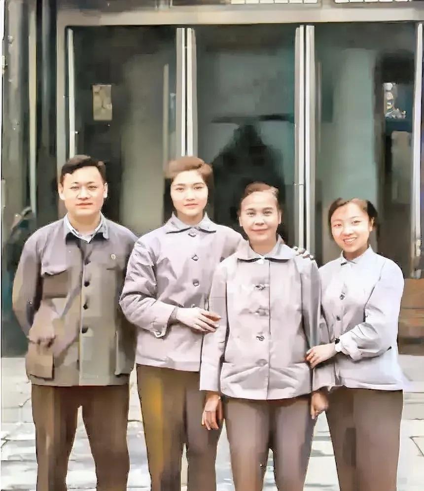 1965年，国庆节，贺子珍和孩子们在杭州岳王庙合影。照片里，她坐在石栏上，藏