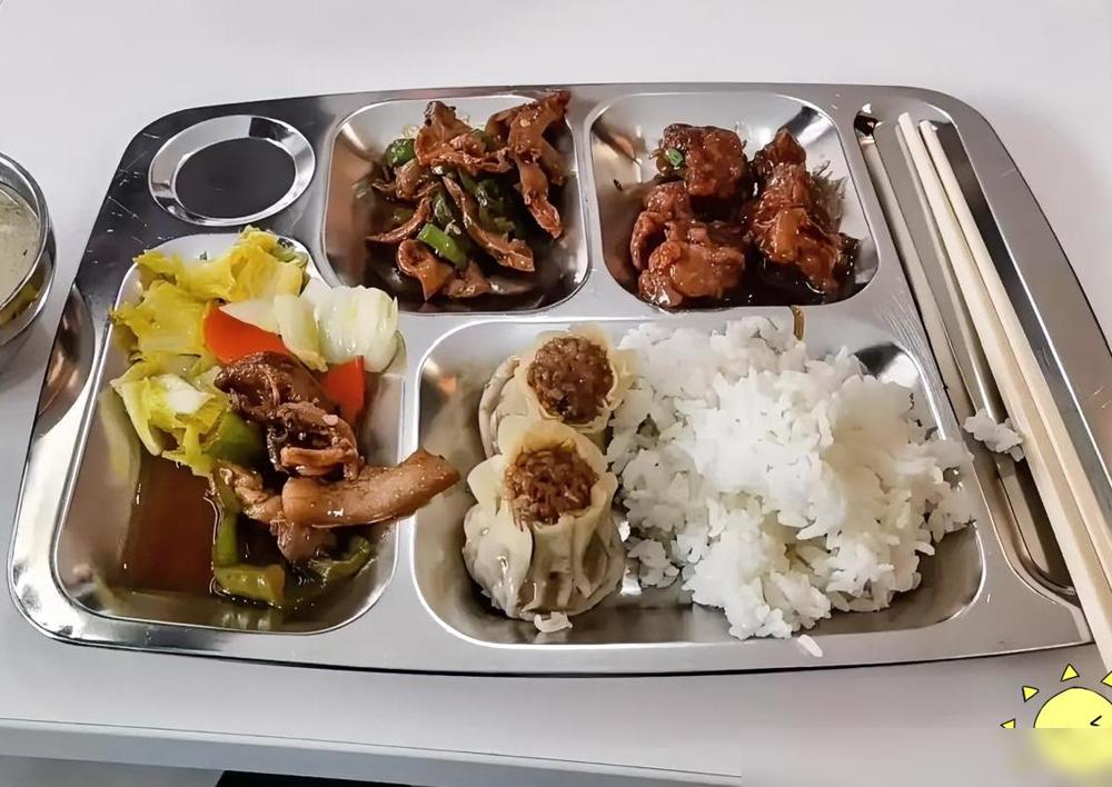 办公室俩糖尿病人，活成了天差地别的两个样！一个是我们组的王姐，饭前随便塞两粒