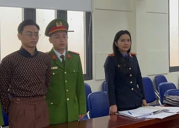 越南公安检察院人员，蓝衣服的是检察院人员