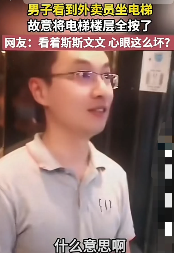 瞅瞅这个戴眼镜的男人，外表看着斯斯文文，穿着浅色T恤，鼻梁上架着副小眼镜，笑起来