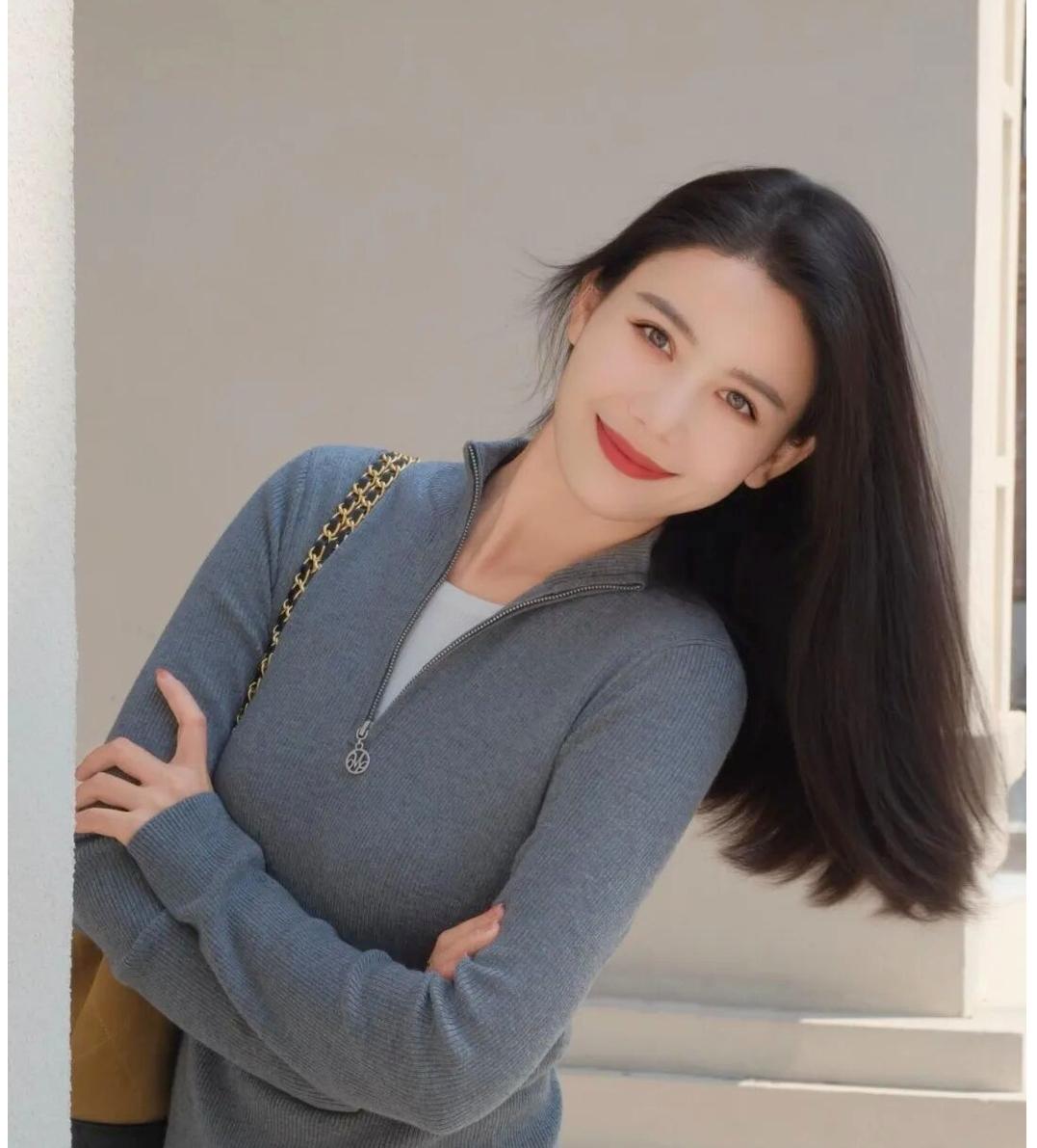 你认为最有气质的美女是谁？简单朴素的穿搭风格不一样的美感雍容大方的美女国色天姿