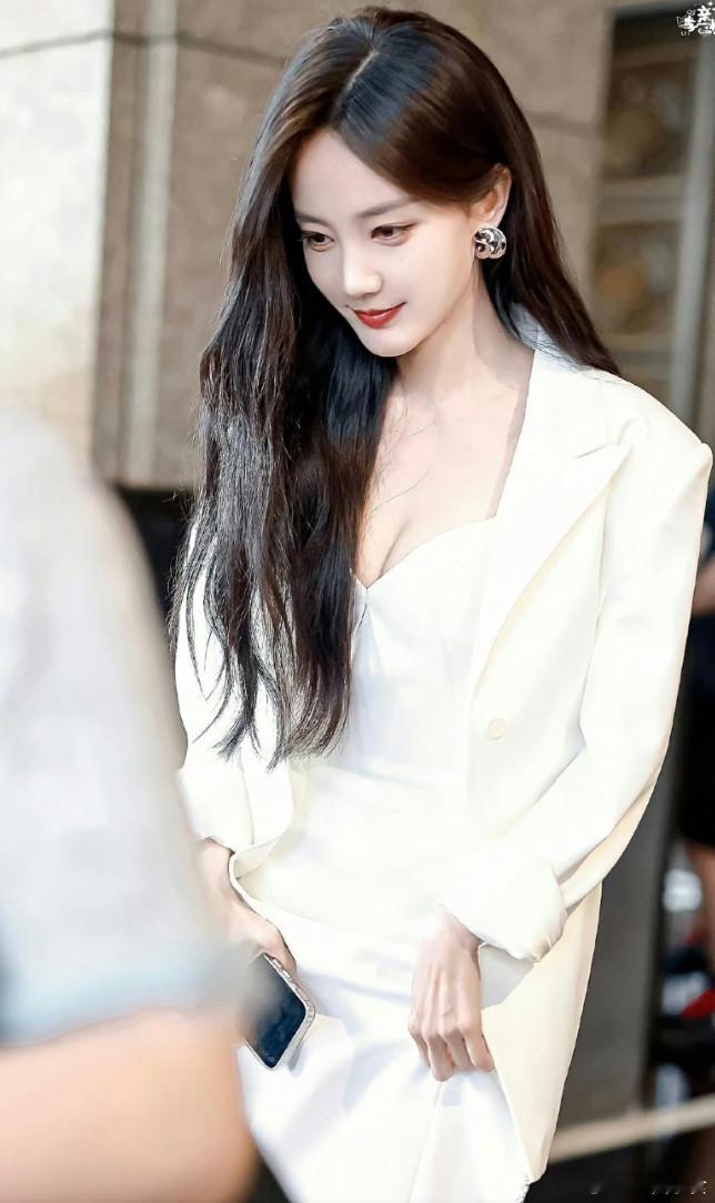 李一桐天生媚骨，随便一个眼神都拉丝。完全没有抵抗力