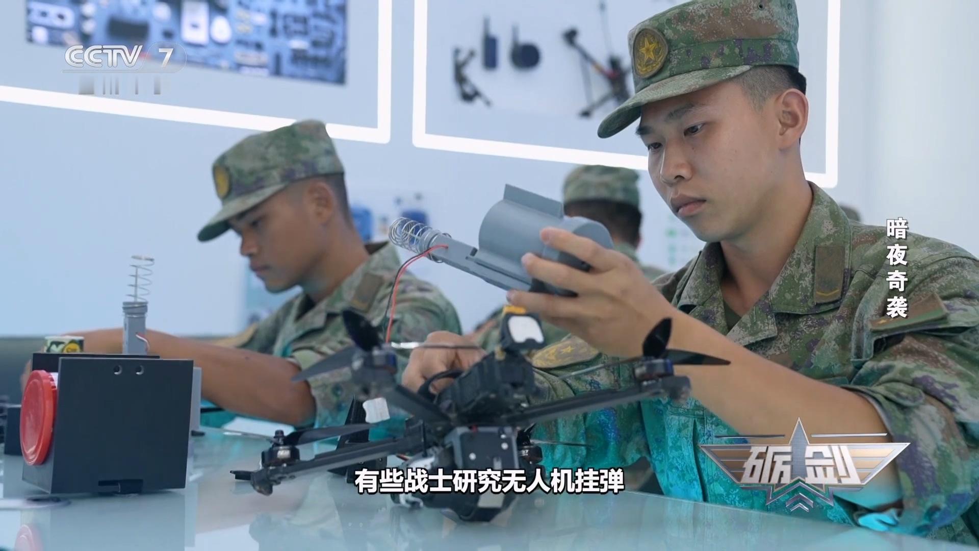 烽火问鼎计划在“强军精武红四连”的智能专修室，别看出镜的这几个战士是义务兵，可能