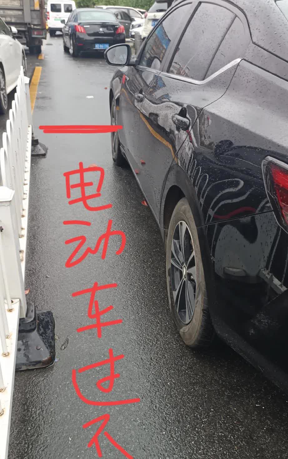 乱停车可以理解，把人行道堵死，就是最恶心的乱停车，没有之一。当你开着电动