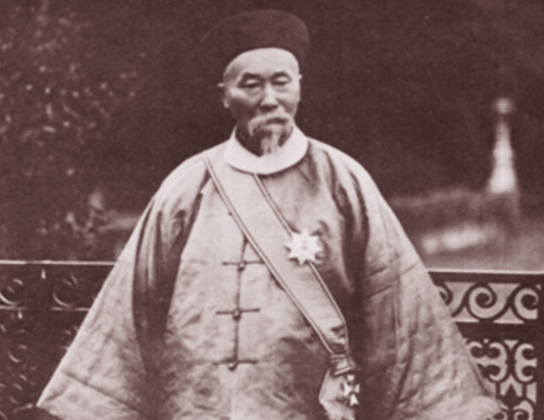 1879年，李鸿章说：一个新疆而已，给了沙俄伤不了大清元气。一六品官拍着桌子骂李