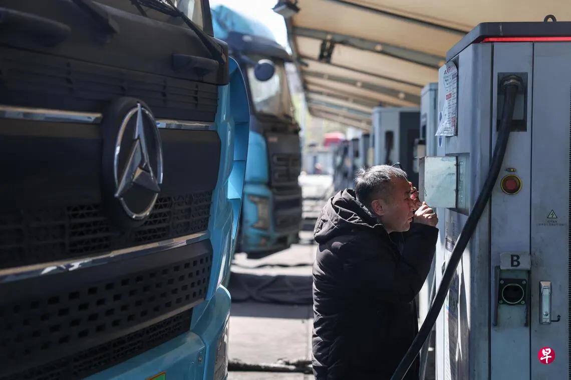 一艘被美国制裁的中国油轮，偏偏在美国宣布封锁霍尔木兹海峡的第二天，就这么大摇大摆