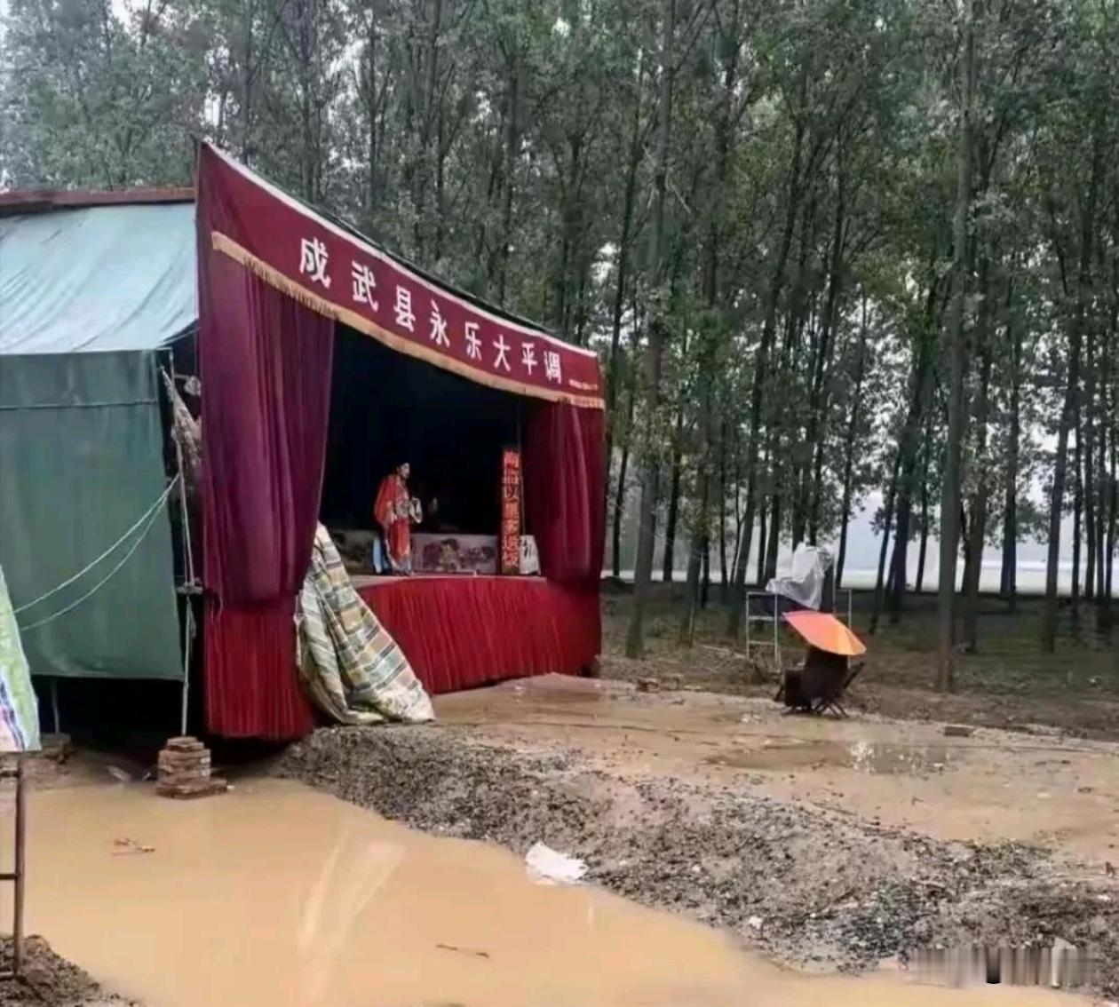 为什么没人看戏也要唱？