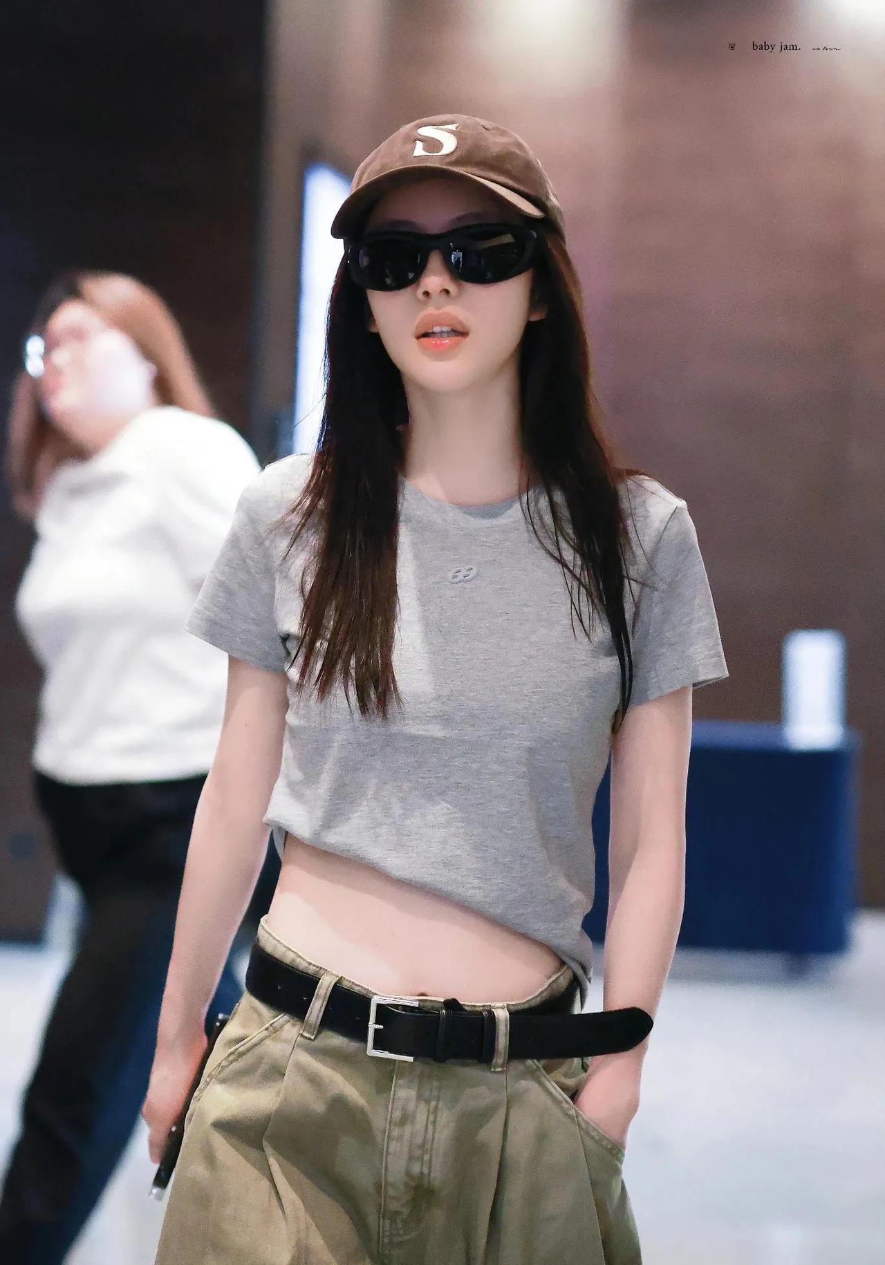 蔡文静的私服审美真的没话说！灰T+工装裤+棒球帽，又酷又减龄，这松弛感直接焊在