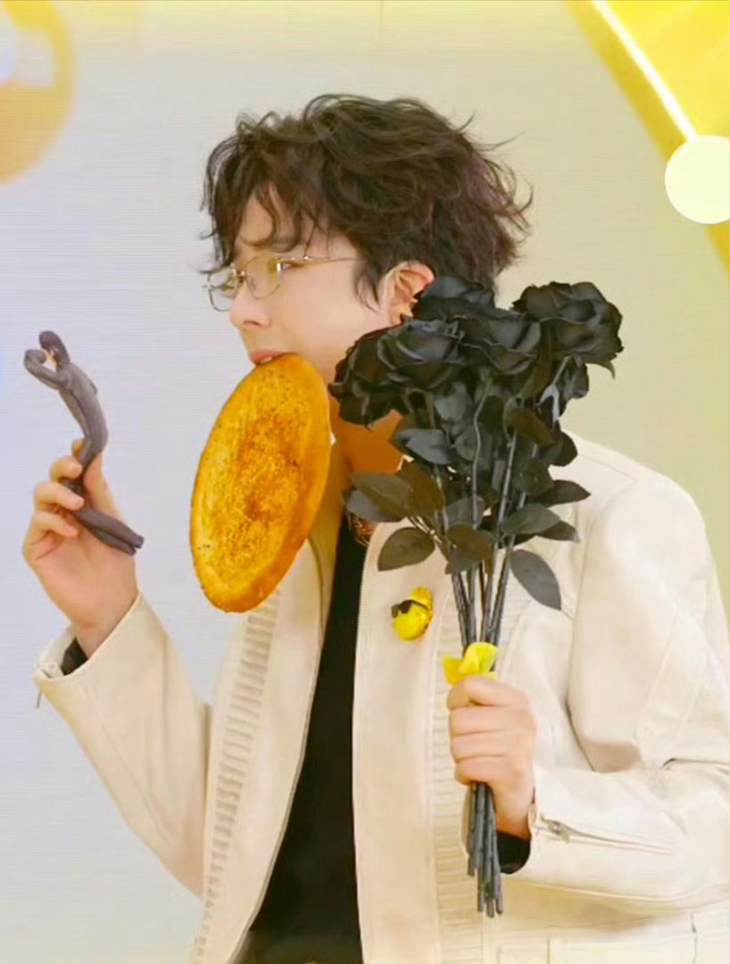 刘宇宁手捧黑玫瑰的救赎感直播里手捧黑玫瑰的瞬间真的封神！清冷又温柔，破碎又治愈