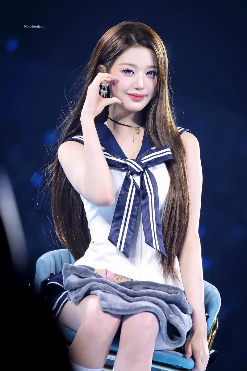 张元英穿水手服腰肢纤细比例超好笑容明媚甜美动人