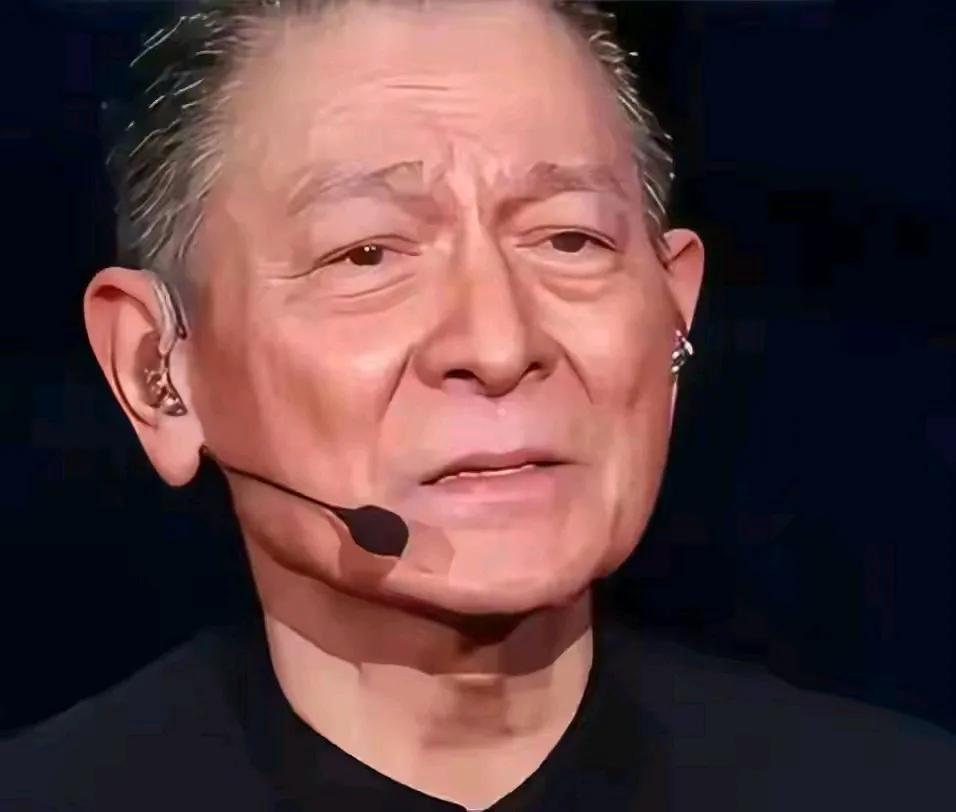 有网友说第一张图片是现在刘德华真实的样子，第二张图片是现在刘德华化妆以后的样子，