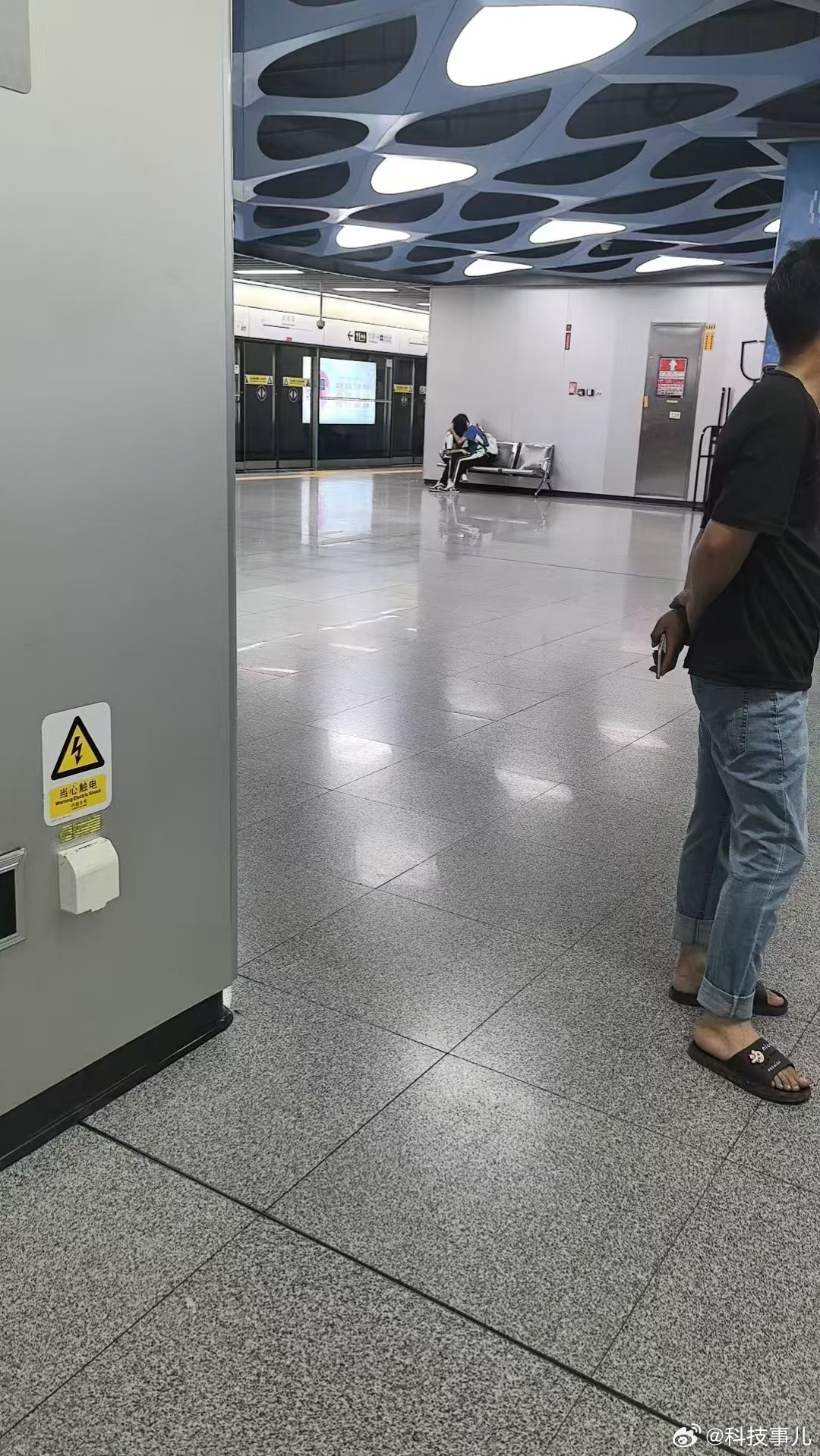 深圳地铁站的一角，现在的中学生真的[doge][doge]​​​