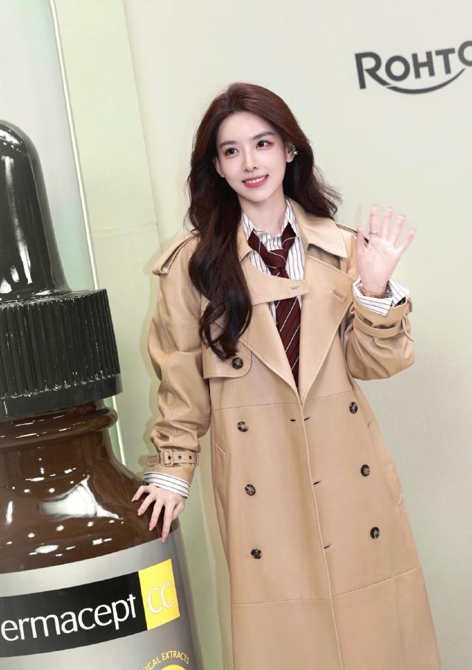 这张脸真的是老天爷赏饭吃，又美又有辨识度，这种英气和柔美的结合太绝了，完全长在我