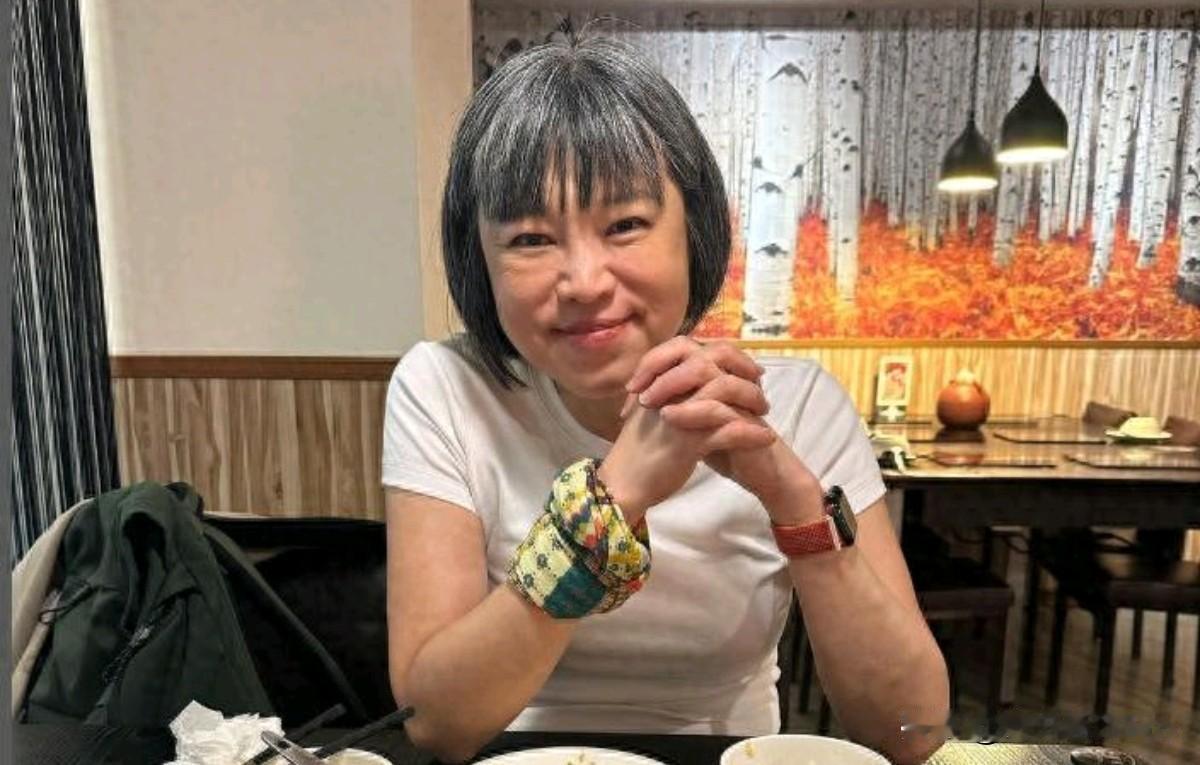 范琪斐来了一趟大陆，结果被两头骂，确实有一点让人感到意外！范琪斐作为台湾资深媒体