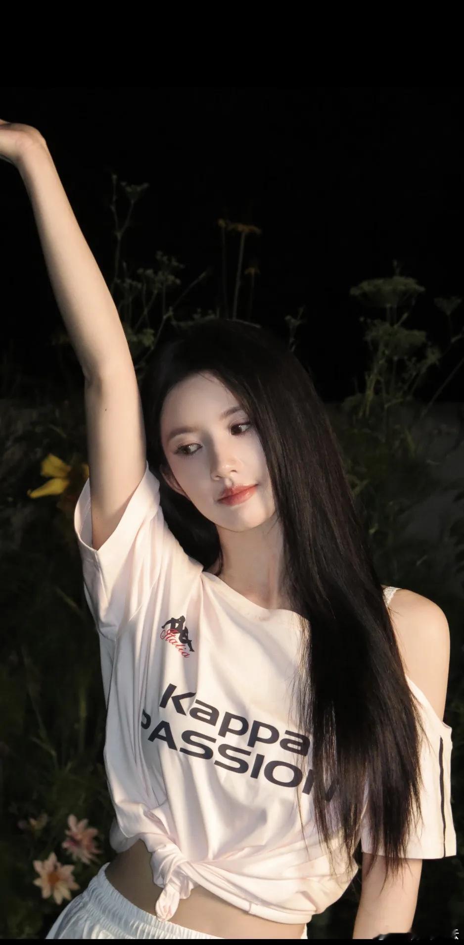 这组照片真的惊艳到我，又美又飒，气场十足。她很会抓镜头，每一张都很亮眼✨#刘些宁#​