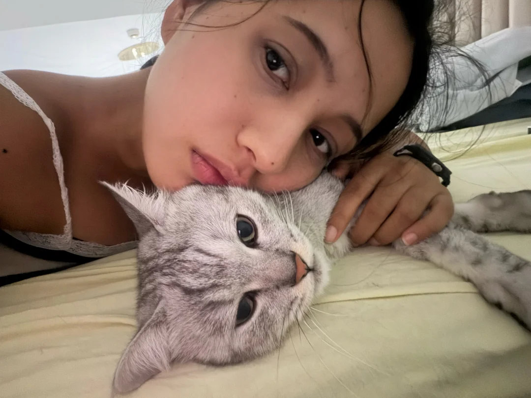 想看看你和你的猫子 猫是亲生的 谁能拒绝怀里的小猫呢 猫咪像主人 要和...