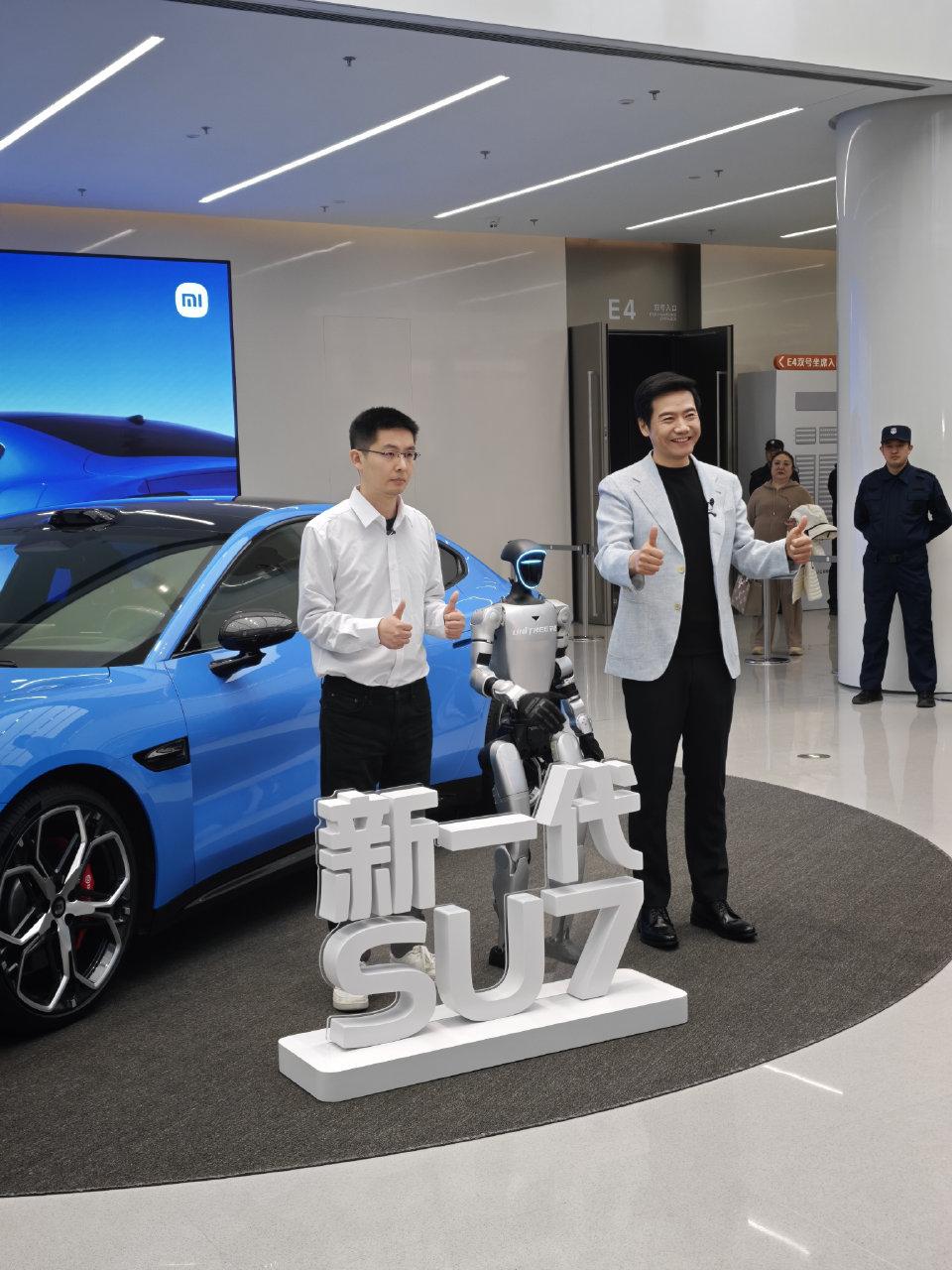 雷军这人脉，绝了！小米新车发布，半个新能源圈的大佬都坐到了台下。可雷军开场谁都