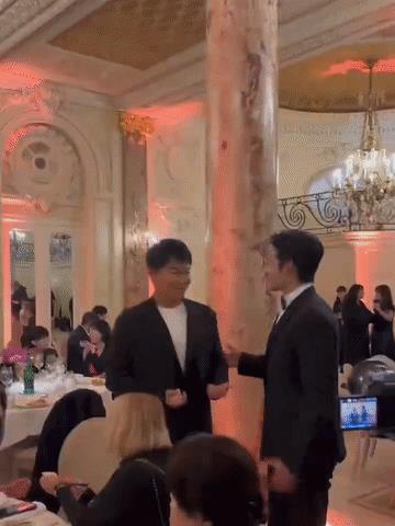 看于适这架势，估计一场晚宴下来，能谈下来好几个戏！于适好适合娱乐圈，他真的是意气