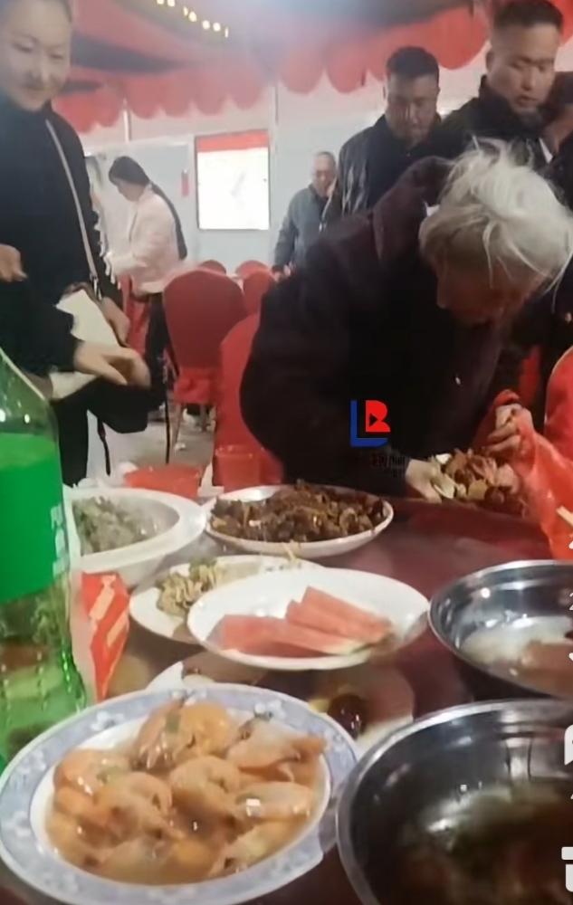 吃席还没开始动筷，一老妇人就把成盆成盆的菜打包带走。旁边的女子看着，也只能惊叫