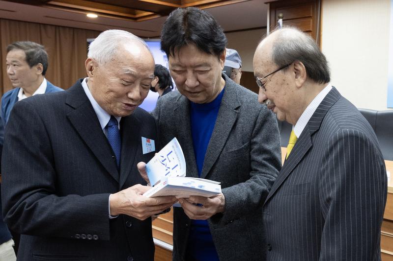 赵少康新书会冠盖云集蓝绿白齐聚　赵：盼当年「大和解」咖啡续杯梅花新闻网简立