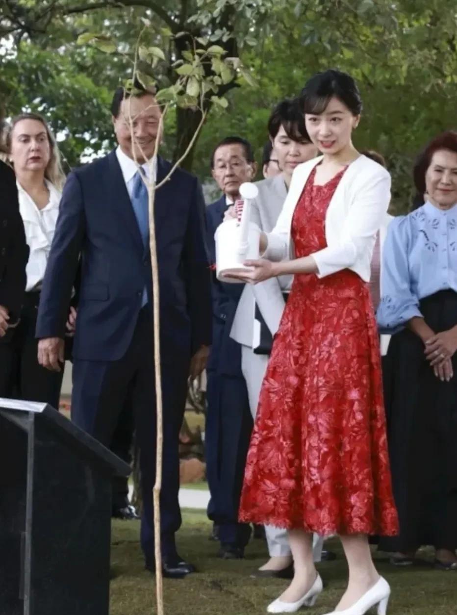 佳子公主的巴西出访美照很洋气时髦的印花裙和大红珠钉刺绣连衣裙，比起以往的老土公