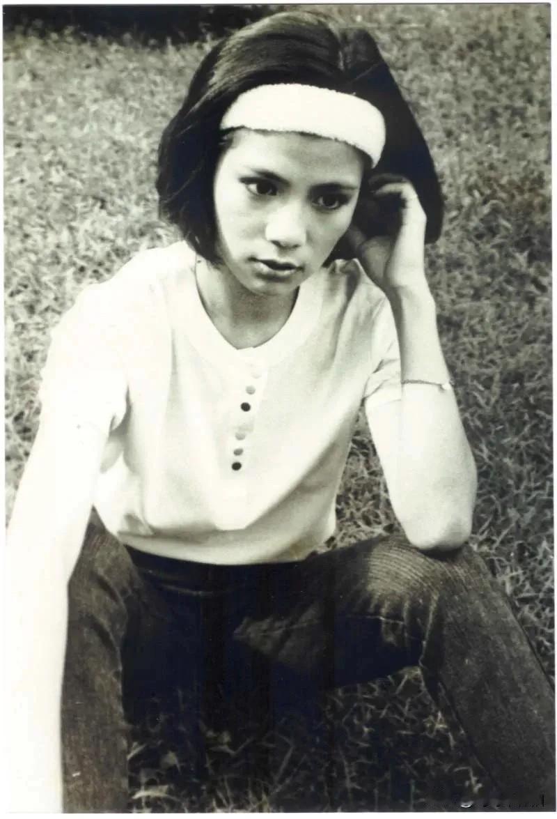 🎆永远的翁美玲👉没有浓妆华服，一件简单的白衬衫，一条宽发带，就是她全部的装扮