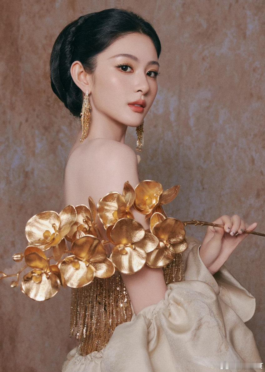 谁给赵晴做的造型赵晴大气东方美时装周刷屏的赵晴造型，网友纷纷发问谁给赵晴做的造型