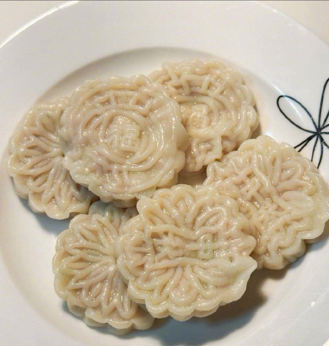 谁能告诉我杨幂这月饼好吃吗？头一次看到这种月饼还真是新鲜呢包着肉馅?饺子