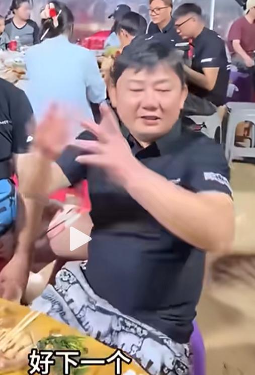 一小伙为追张雪，追到他们公司在海南的饭桌上，想直接“boss直聘”，张雪看小伙