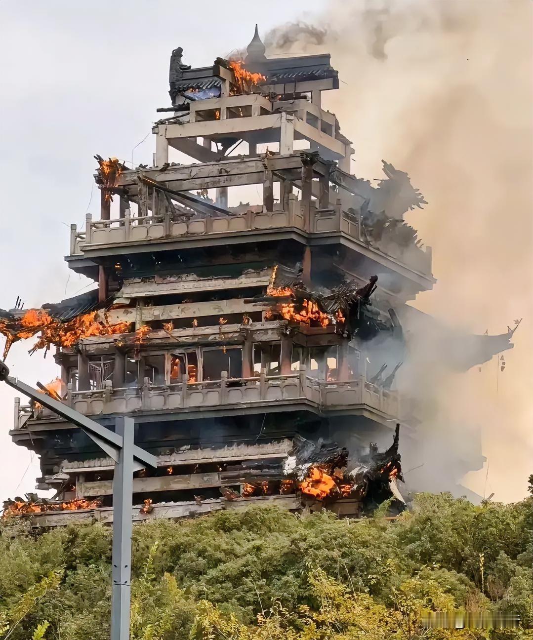 永庆寺大火烧出真相！混凝土框架背后，竟藏着这样的故事。1500年的古寺，