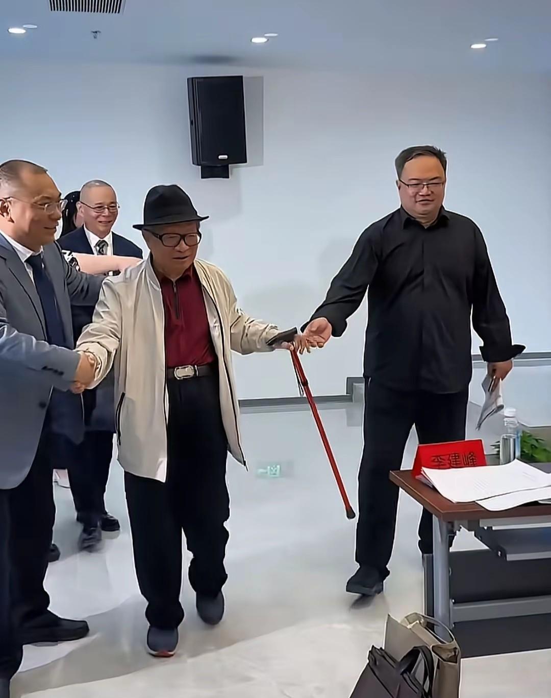 五笔输入法发明人王永民回南阳，到南水北调公园参观。五笔字型告诉大家，汉字可以与