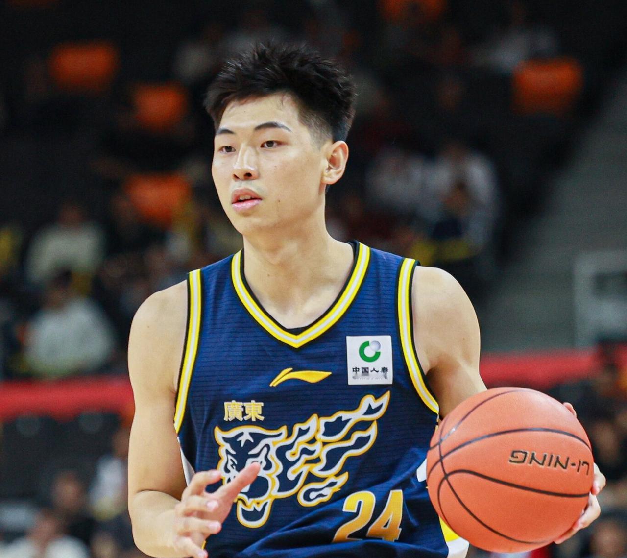 杜锋能力有的，他那种张牙舞爪的样子，裁判都得给几分面子的，但他有意压着徐杰，不让